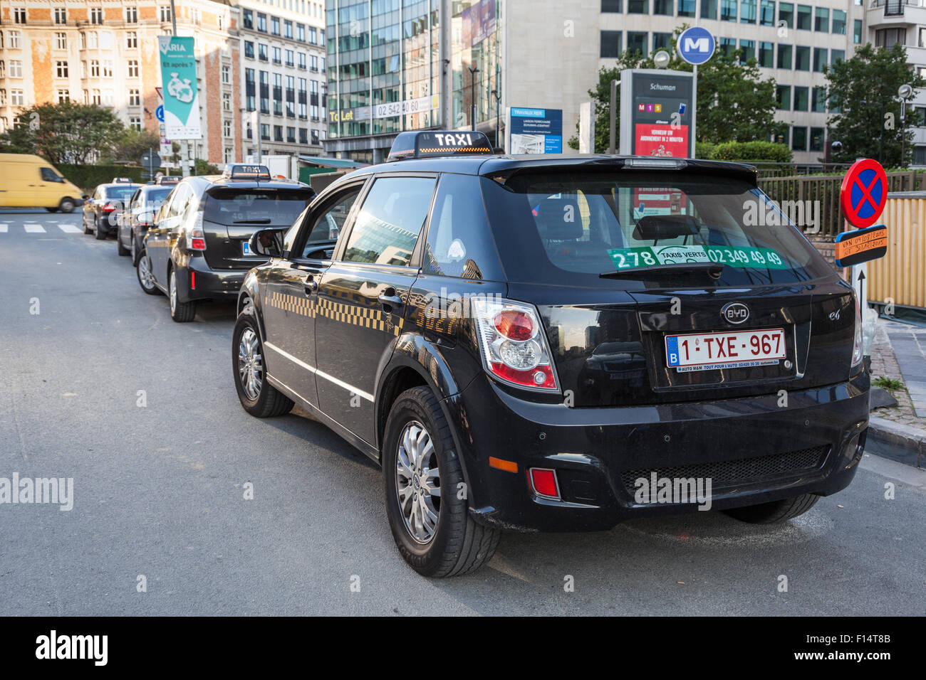 Taxi Vert - elettrici e ibridi di taxi in attesa di clienti nella via della città di Bruxelles, Belgio Foto Stock