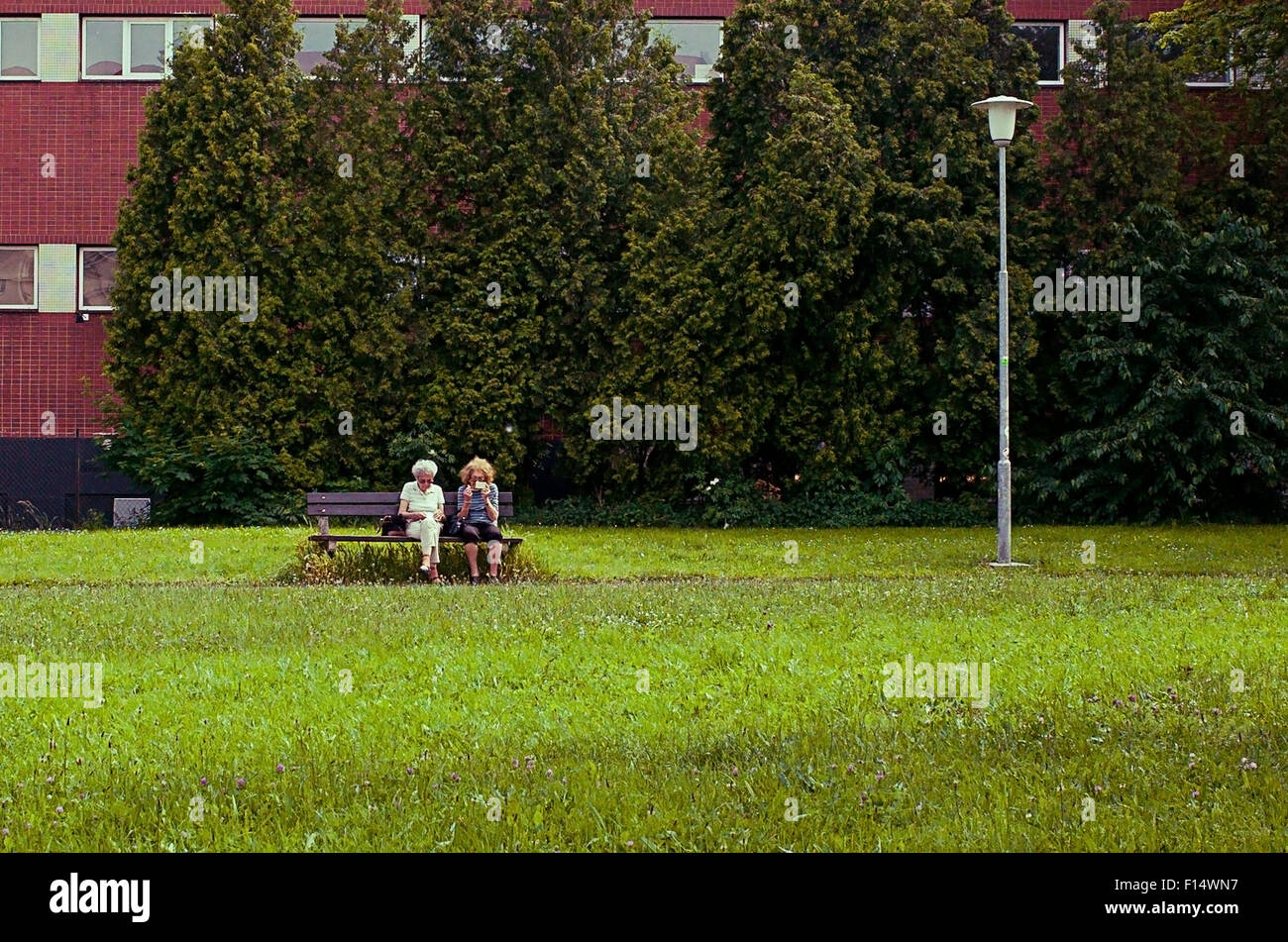 Coppia donne anziane su un banco di lavoro Foto Stock