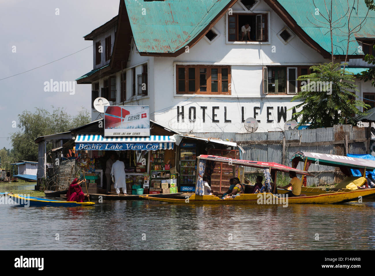 India, Jammu e Kashmir Srinagar, dal lago, Hotel Sottovento con collegamento al VS Naipaul, ora la polizia Post Foto Stock
