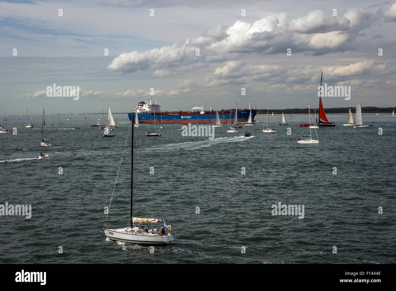 Costoso racing yachts si riuniscono per la Rolex Fastnet Race a Cowes, Isle of Wight, Regno Unito Foto Stock
