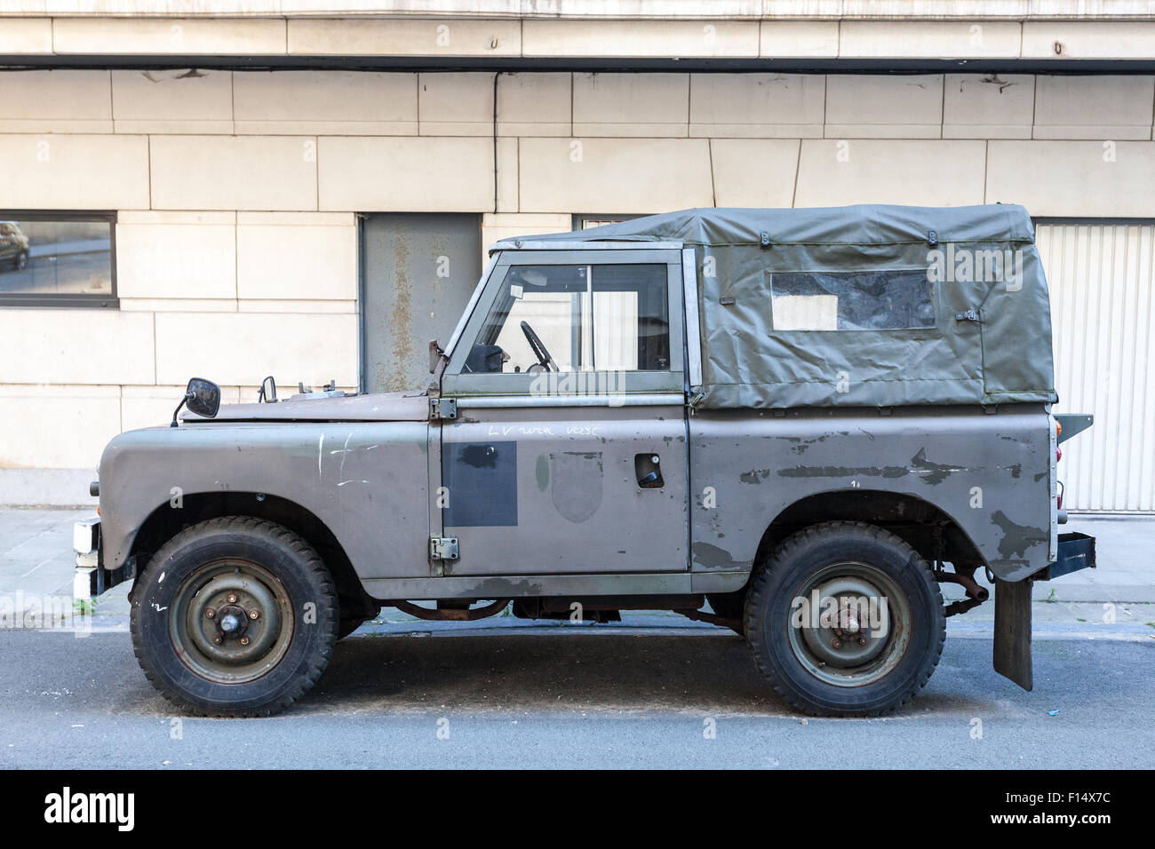 Il vecchio Land Rover Serie II 88a partire dagli anni sessanta parcheggiato nella strada della citta'. Bruxelles, Belgio Foto Stock