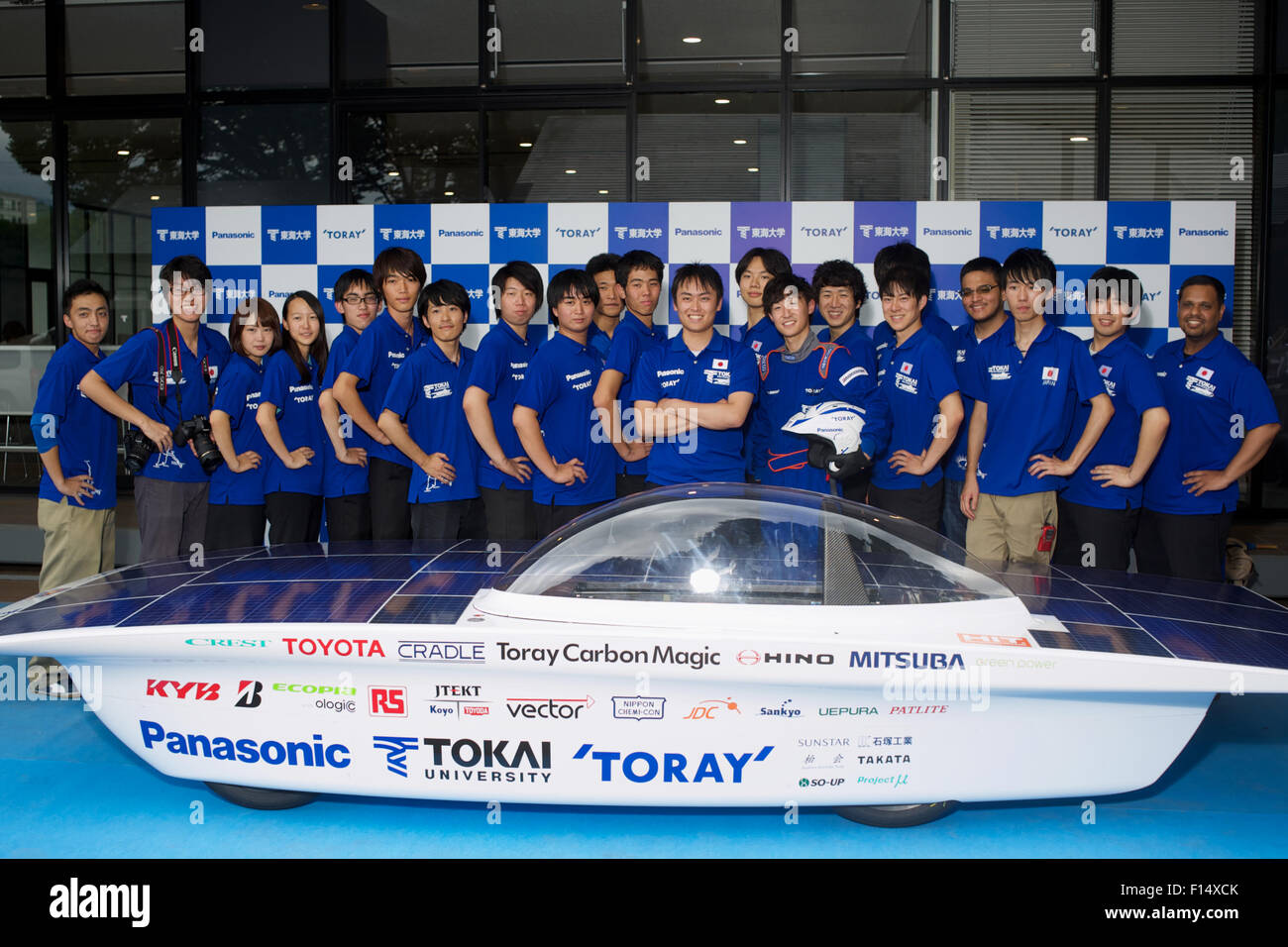 Tokai University di Tokyo, Giappone. 27 Agosto, 2015. Il Giappone del solare team Challenger mostrano il loro impegno a premere Avvia per loro Tokai Challenger a energia solare, auto che gareggerà nel 2015 Bridgestone Solar Challenge in ottobre. Credito: Peter Blake/Alamy Live News Foto Stock