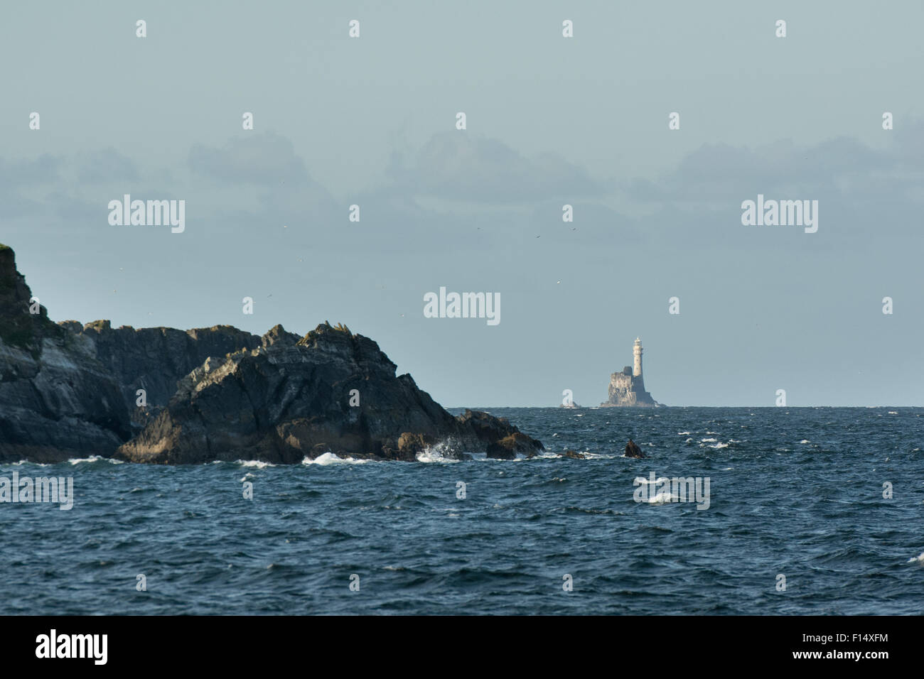 Fastnet rock e il faro visto sfilare l'isola di Cape Clear, West Cork, Irlanda Foto Stock Fastnet rock e il faro visto sfilare l'isola di Cape Clear, West Cork, Irlanda Foto Stock