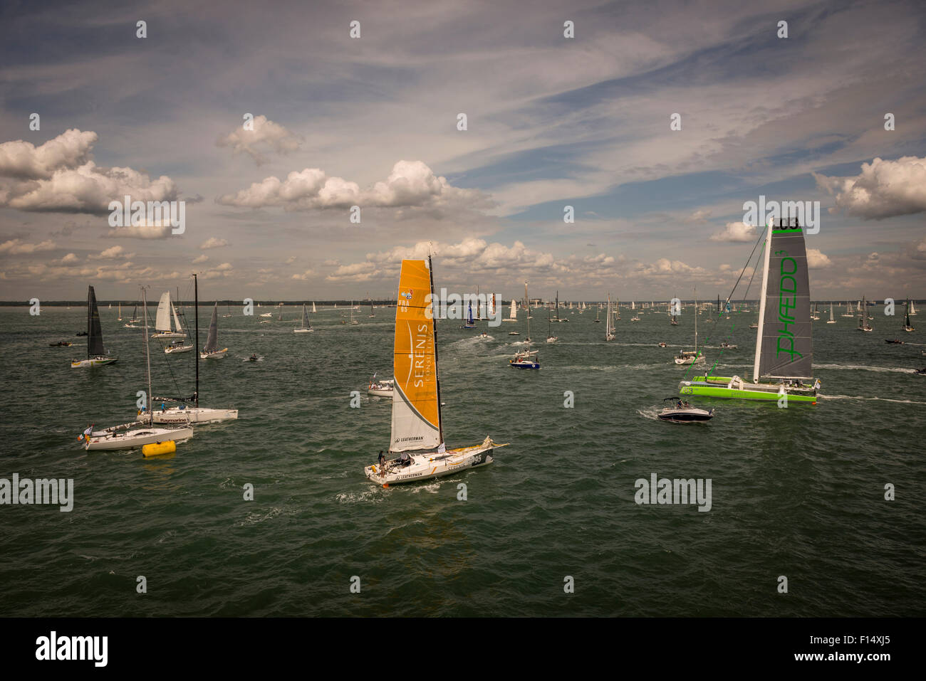 Costoso racing yachts si riuniscono per la Rolex Fastnet Race a Cowes, Isle of Wight, Regno Unito Foto Stock