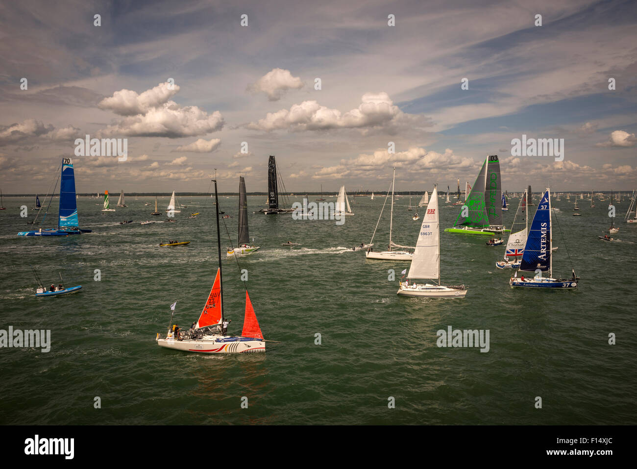 Costoso racing yachts si riuniscono per la Rolex Fastnet Race a Cowes, Isle of Wight, Regno Unito Foto Stock