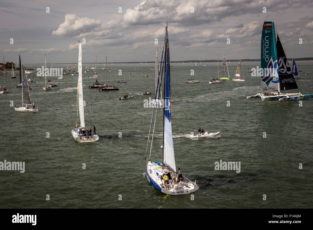 Costoso racing yachts si riuniscono per la Rolex Fastnet Race a Cowes, Isle of Wight, Regno Unito Foto Stock