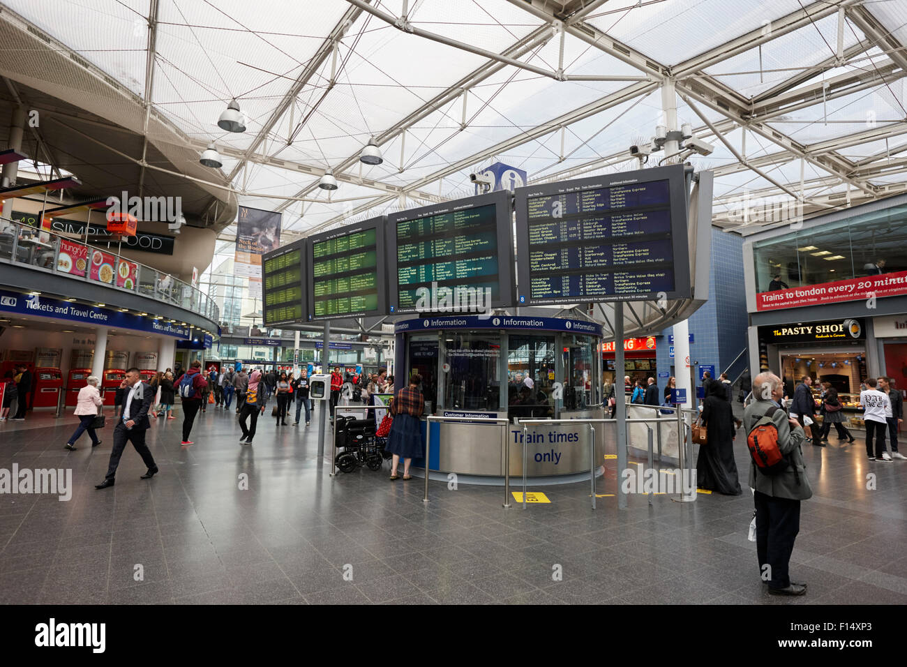 Treno informazioni visualizzare presso la stazione ferroviaria di Piccadilly a Manchester REGNO UNITO Foto Stock
