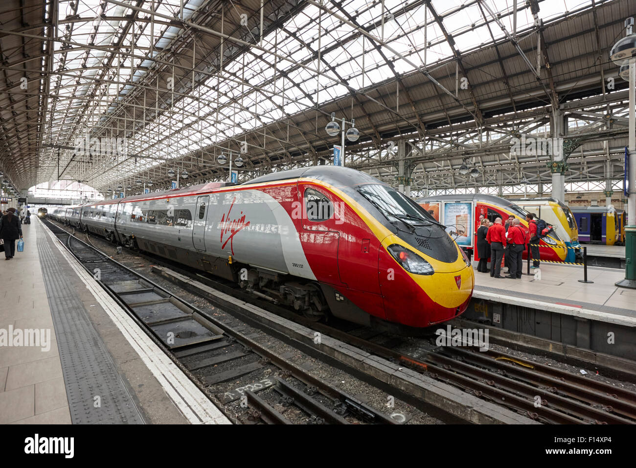 Virgin Trains treno pendolino a piattaforma per la stazione ferroviaria di Piccadilly a Manchester REGNO UNITO Foto Stock