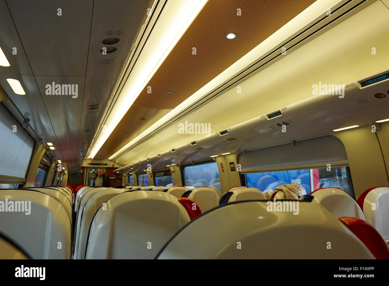 A bordo di cross country treno nel Regno Unito Foto Stock