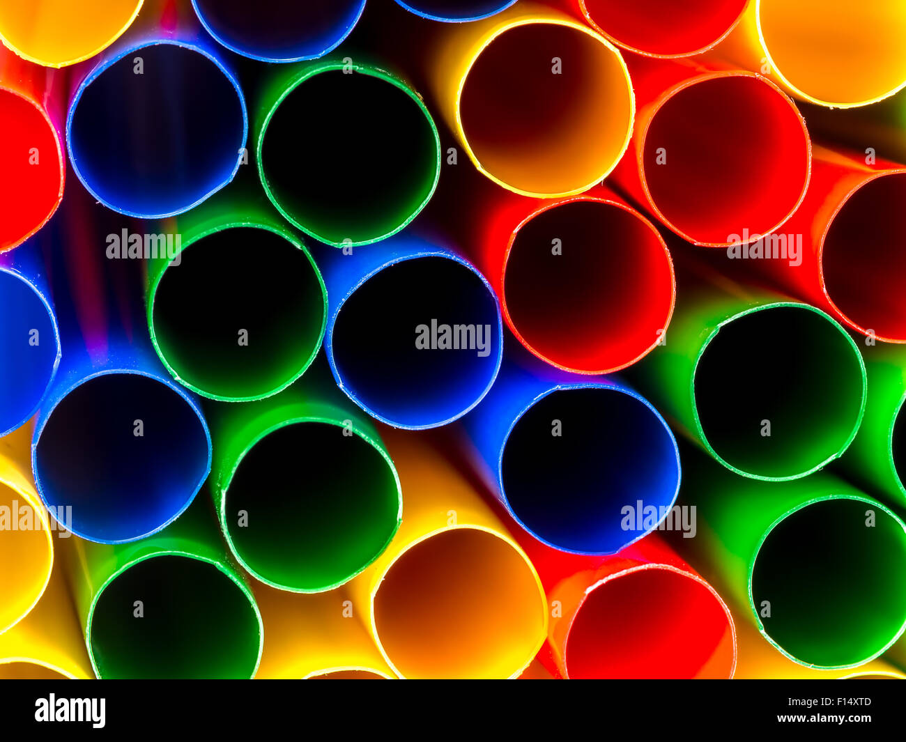 Closeup shot del mazzetto di plastica colorata di bere cannucce Foto Stock