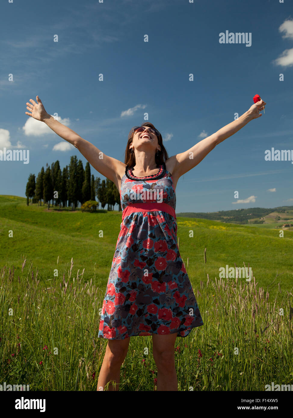 L'Italia, Toscana, donna in piedi sul prato Foto Stock