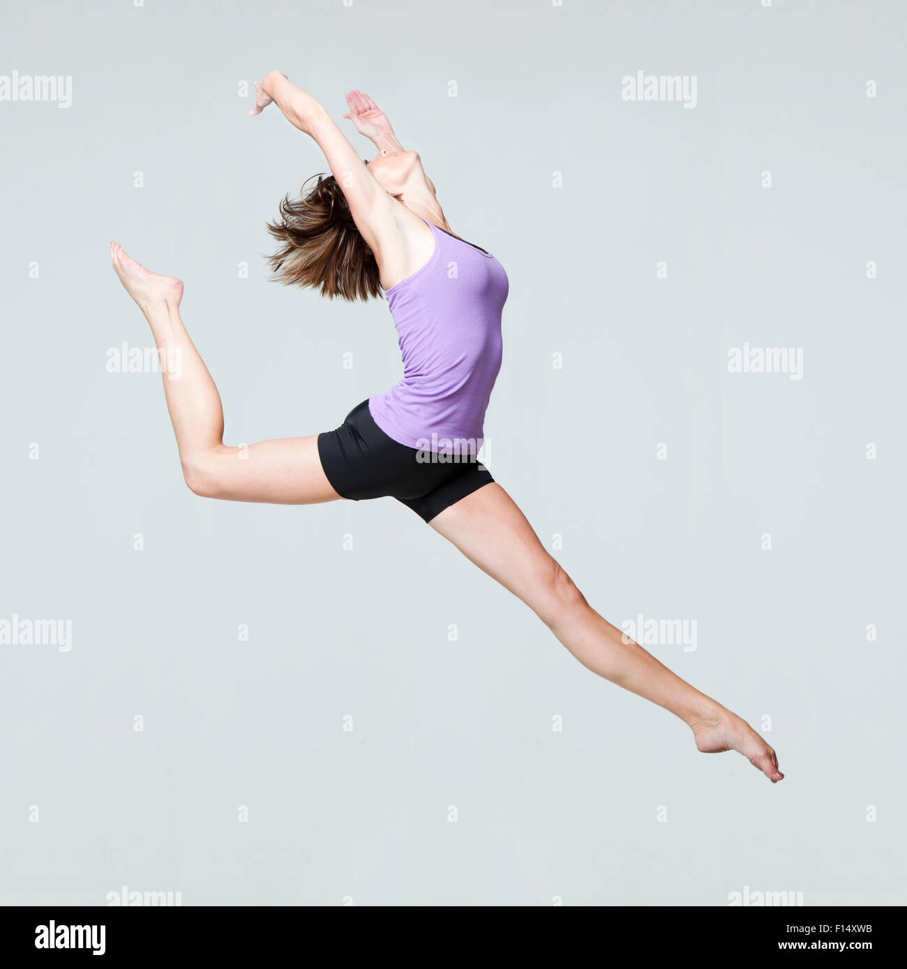 Studio shot del jumping donna Foto Stock