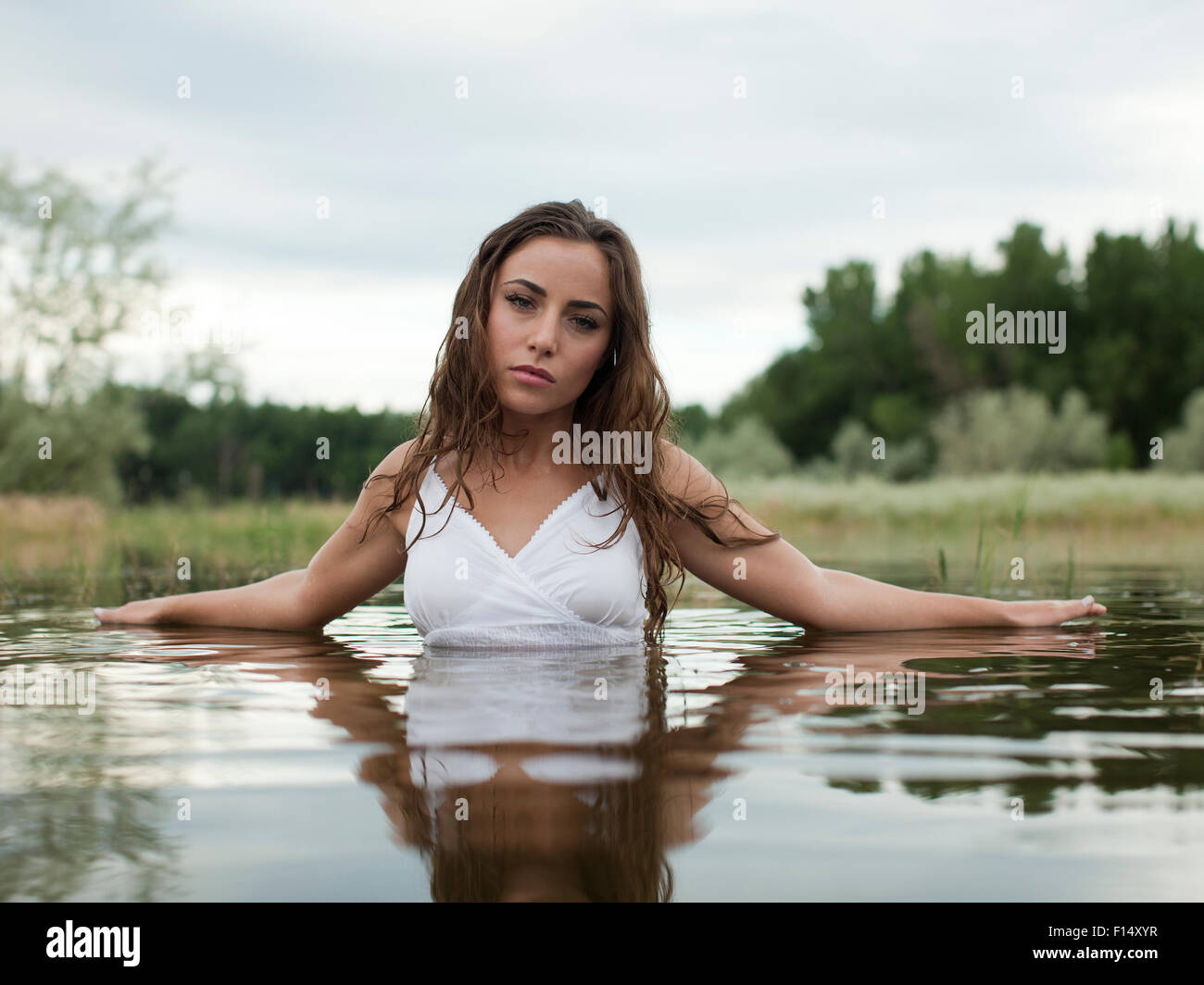 Stati Uniti d'America, Utah, Provo, ritratto di donna guadare in lago Foto Stock
