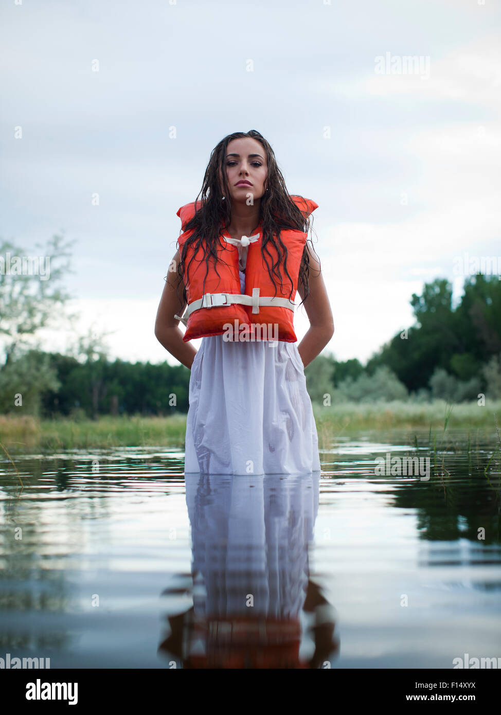 Stati Uniti d'America, Utah, Provo, donna che indossa il giubbotto di salvataggio in piedi nel lago Foto Stock