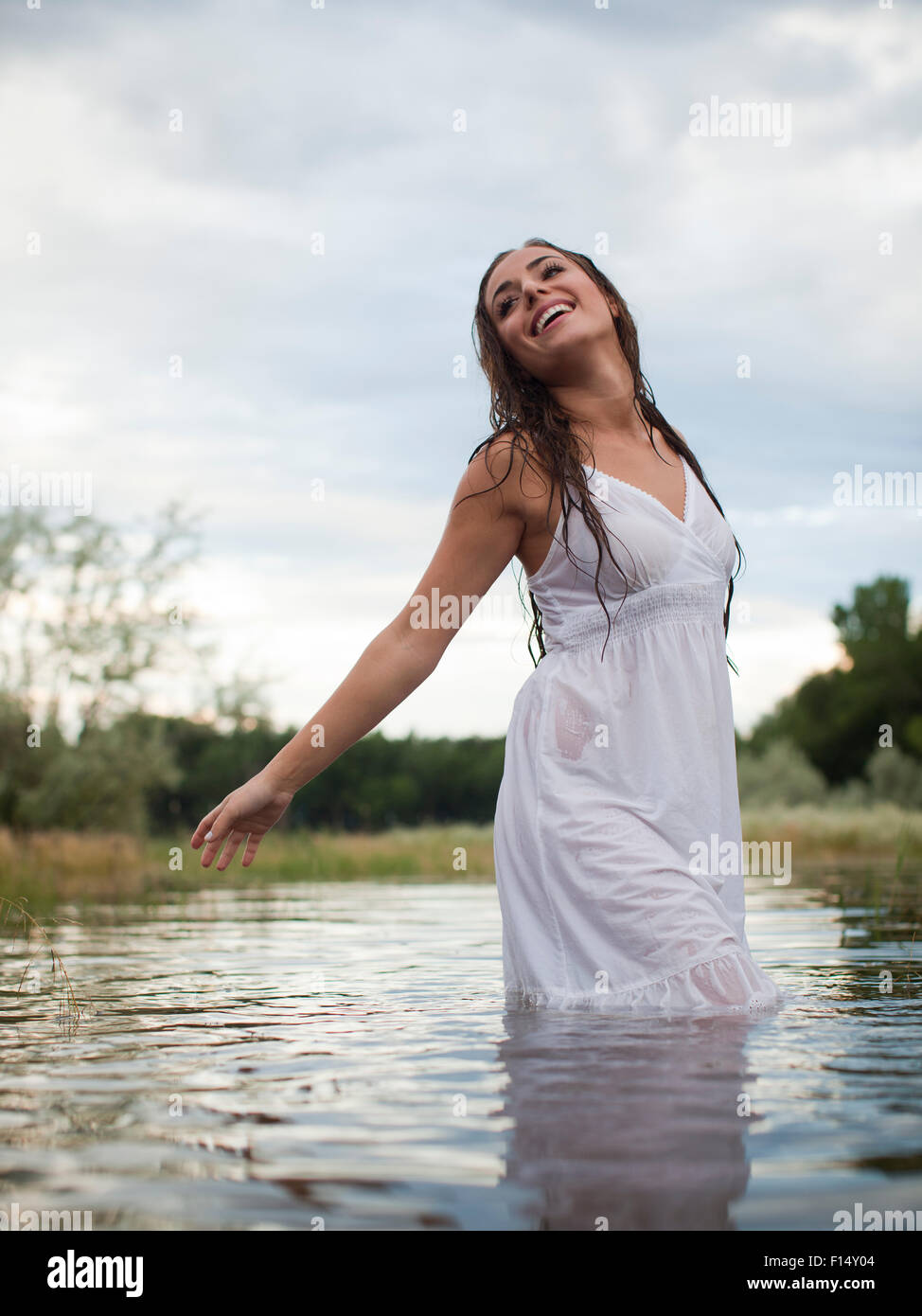 Stati Uniti d'America, Utah, Provo, donna guadare in lago Foto Stock