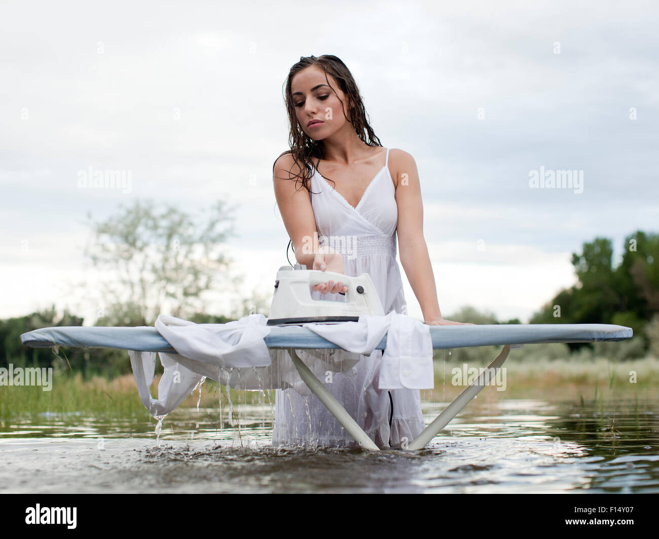 Stati Uniti d'America, Utah, Provo, donna guadare in lago e servizio stireria Foto Stock