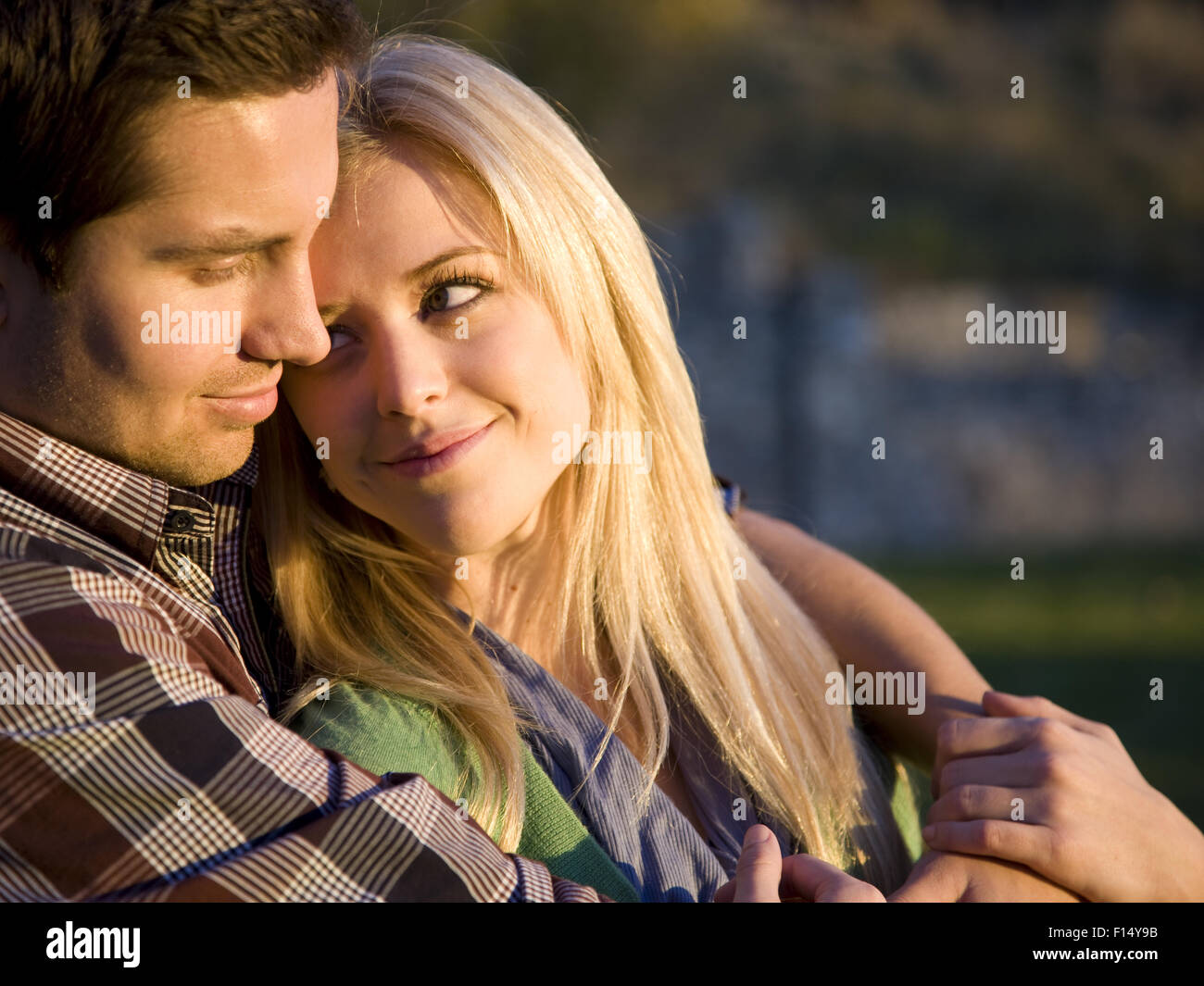 Stati Uniti d'America, Utah, provo una giovane coppia abbracciando Foto Stock