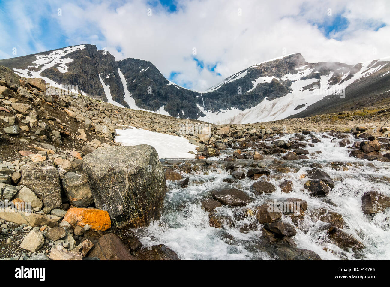 Acqua correre verso il basso dal Kebnekaise in Svezia. Foto Stock