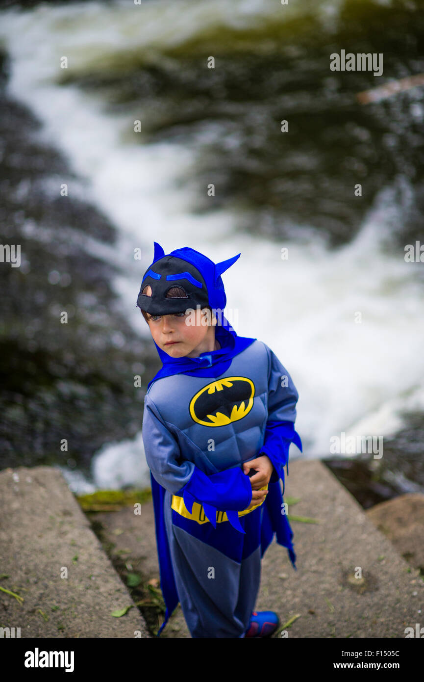 Giochi Infantili - ragazzo giovane vestito come Batman : pre-teen età  scolare i bambini a giocare all