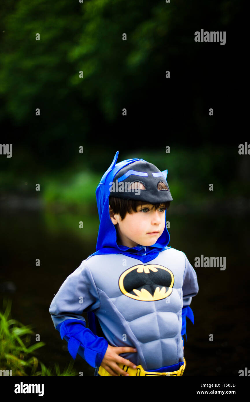 Giochi Infantili - ragazzo giovane vestito come Batman : pre-teen scuola  primaria età bambino giocare all'aperto su una serata estiva, vestito come  supereroe dei fumetti. Regno Unito Foto stock - Alamy