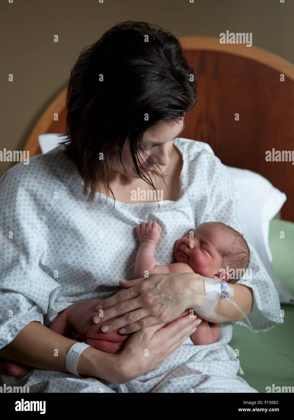 Stati Uniti d'America, Utah, Payson, Madre abbracciando baby boy (0-1 mesi) sul letto Foto Stock