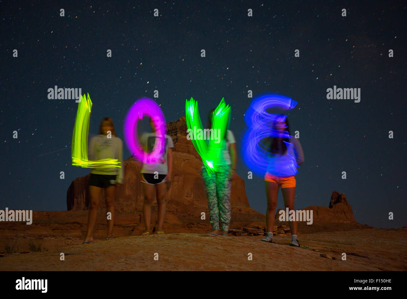 Time Lapse vista di amici amore di scrittura sul deserto remoto collina sotto il cielo stellato Foto Stock