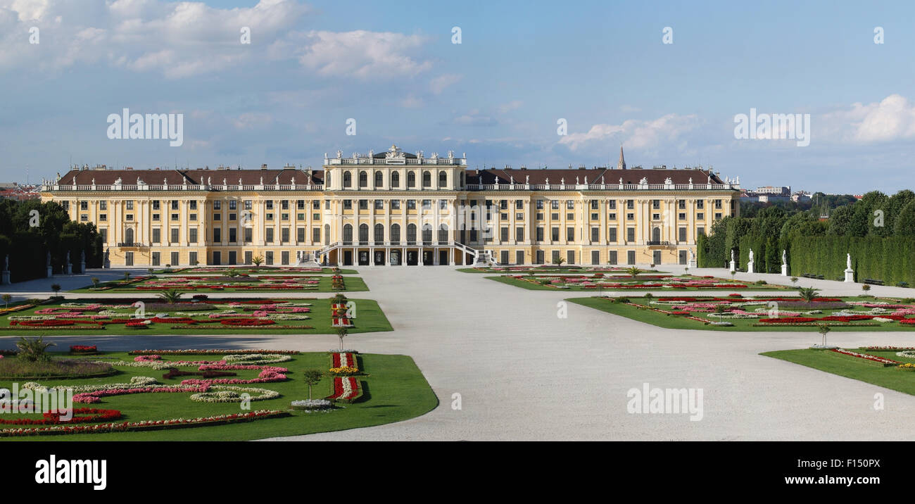 Schonbrunn - la principale residenza estiva della austriaca imperatori Habsburg, uno dei più grandi edifici del barocco austriaco archi Foto Stock