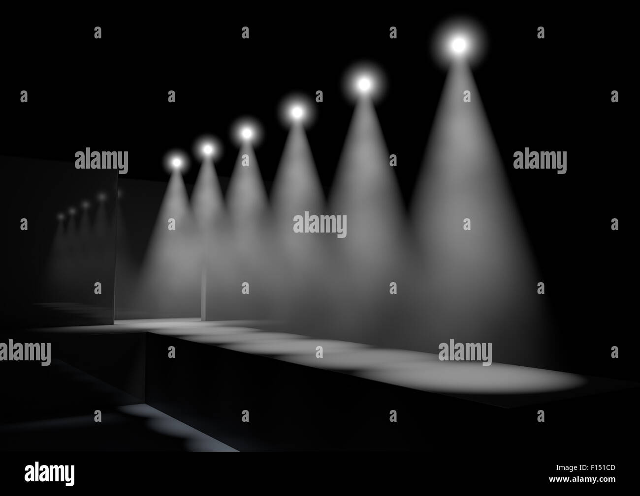 Una passerella Palco illuminato da una fila di faretti su sfondo scuro Foto  stock - Alamy
