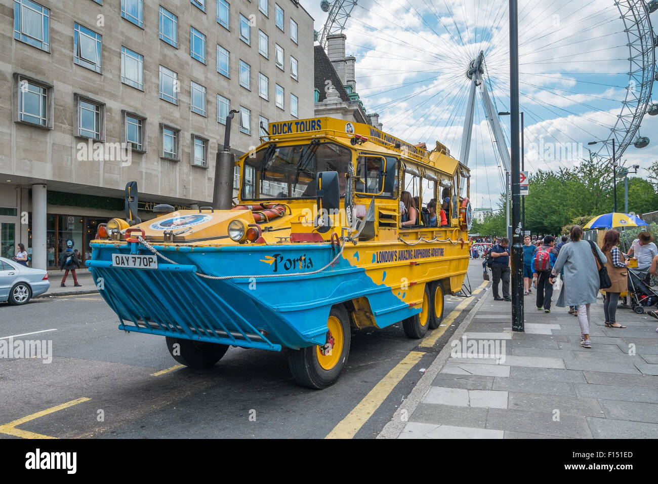 Londra, UK- Luglio 31, 2015: Un London Duck Tours sightseeing bus mostrato in parte anteriore del London Eye. London Duck Tours, usando la vecchia Foto Stock
