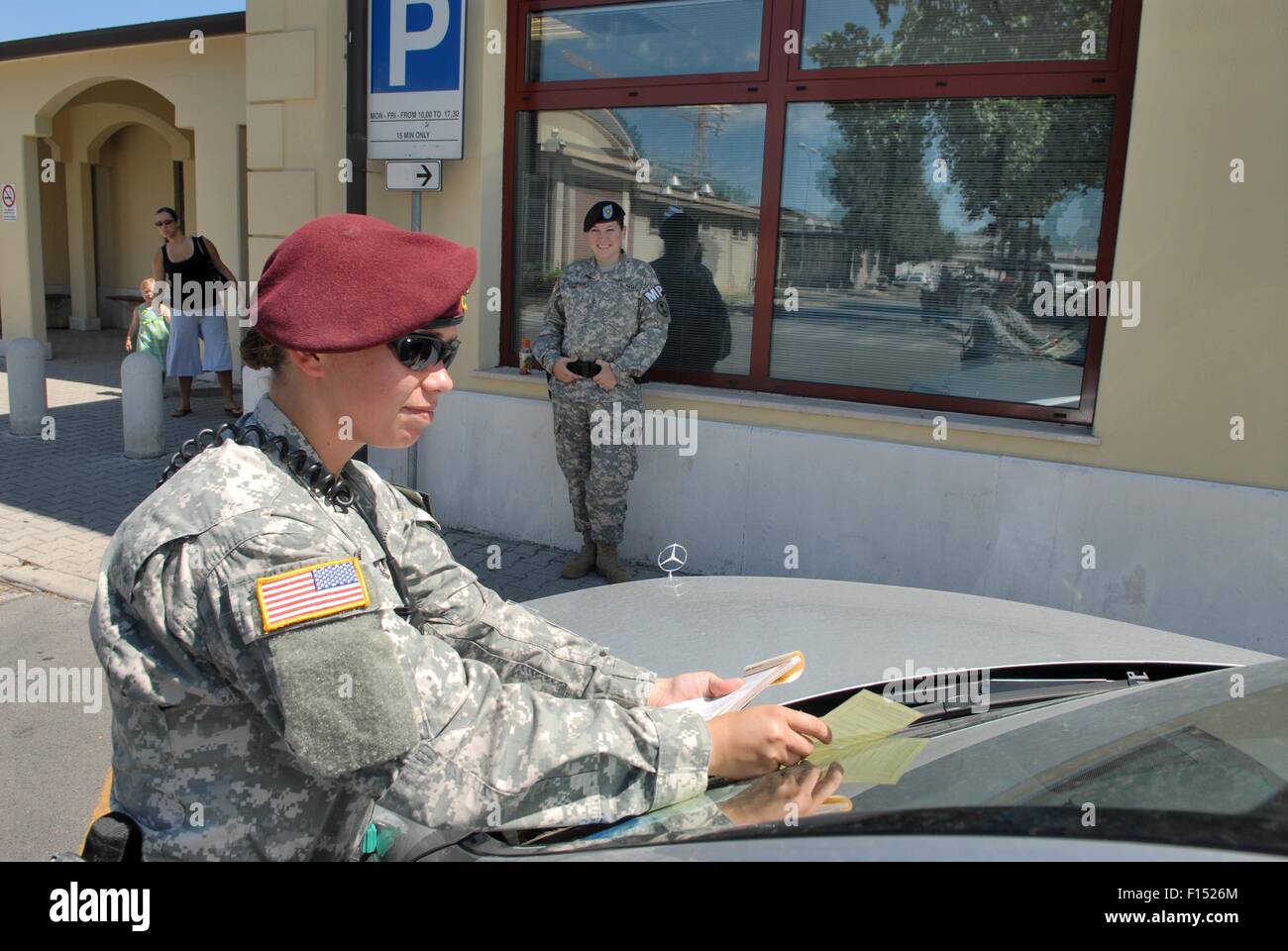 L'Italia, Camp Ederle US Army base di Vicenza, un militare poliziotta ammenda di un auto per parcheggio vietato all'interno della base Foto Stock