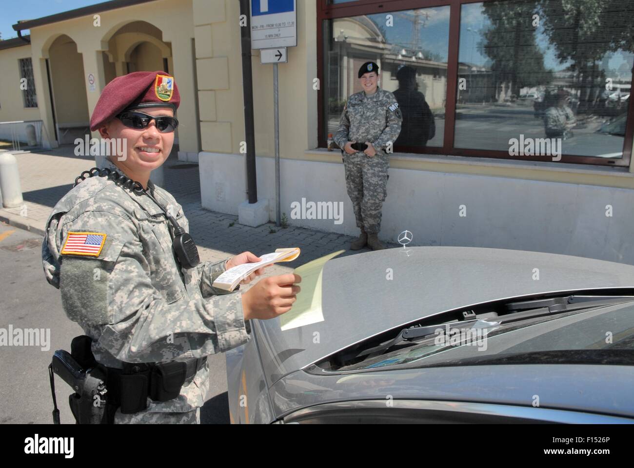 L'Italia, Camp Ederle US Army base di Vicenza, un militare poliziotta ammenda di un auto per parcheggio vietato all'interno della base Foto Stock