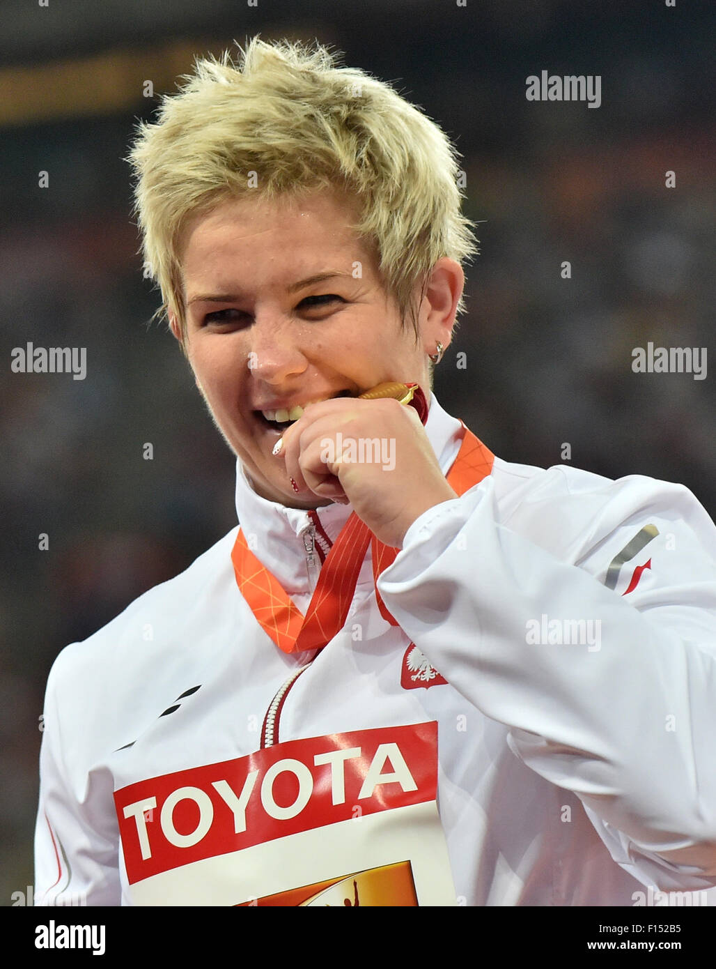 Pechino, Cina. Il 27 agosto, 2015. Anita Wlodarczyk di Polonia morde la sua medaglia d'oro durante la cerimonia di premiazione per le Donne Lancio del martello Finale presso la IAAF 2015 Campionati del mondo presso il "nido" dello Stadio Nazionale di Pechino, capitale della Cina, e il agosto 27, 2015. Wlodarczyk rivendicato il titolo della manifestazione con 80.85 metri. © Li Wen/Xinhua/Alamy Live News Foto Stock