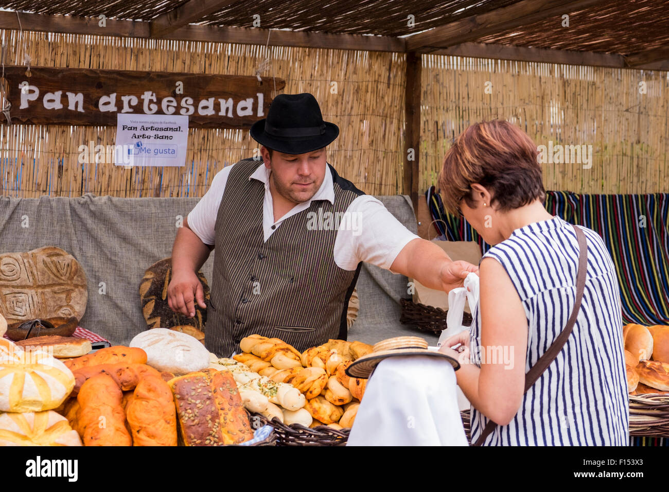 Il pane artigianale in stallo in un mercato di Alcala, Tenerife, Isole Canarie, Spagna. Foto Stock