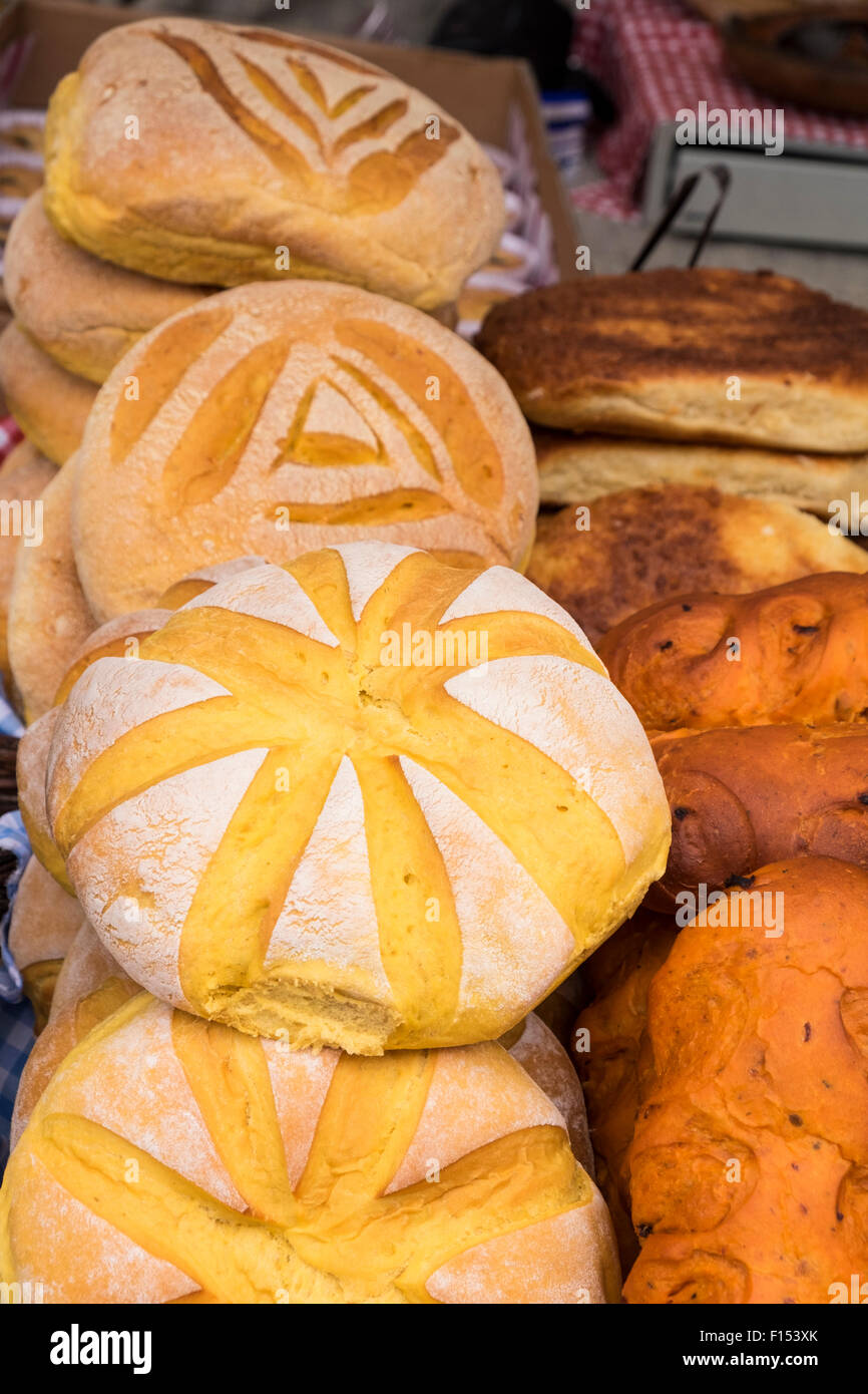 Il pane artigianale in stallo in un mercato di Alcala, Tenerife, Isole Canarie, Spagna. Foto Stock