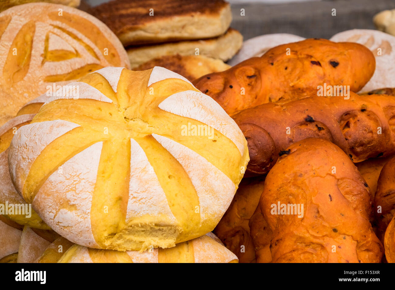 Il pane artigianale in stallo in un mercato di Alcala, Tenerife, Isole Canarie, Spagna. Foto Stock