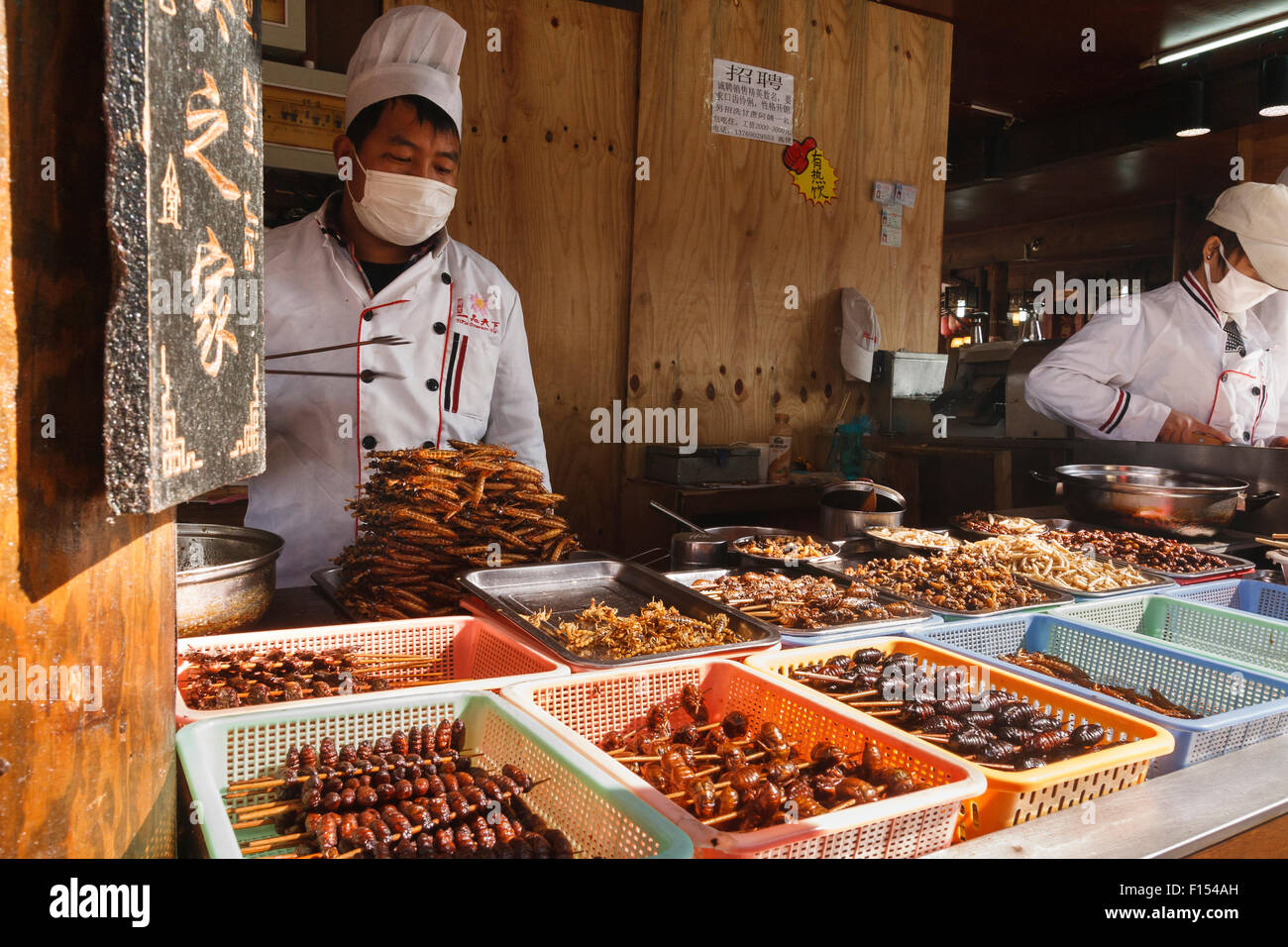 Strada cinese venditore a vendere gli insetti, scorpioni e vari bug. Foto Stock