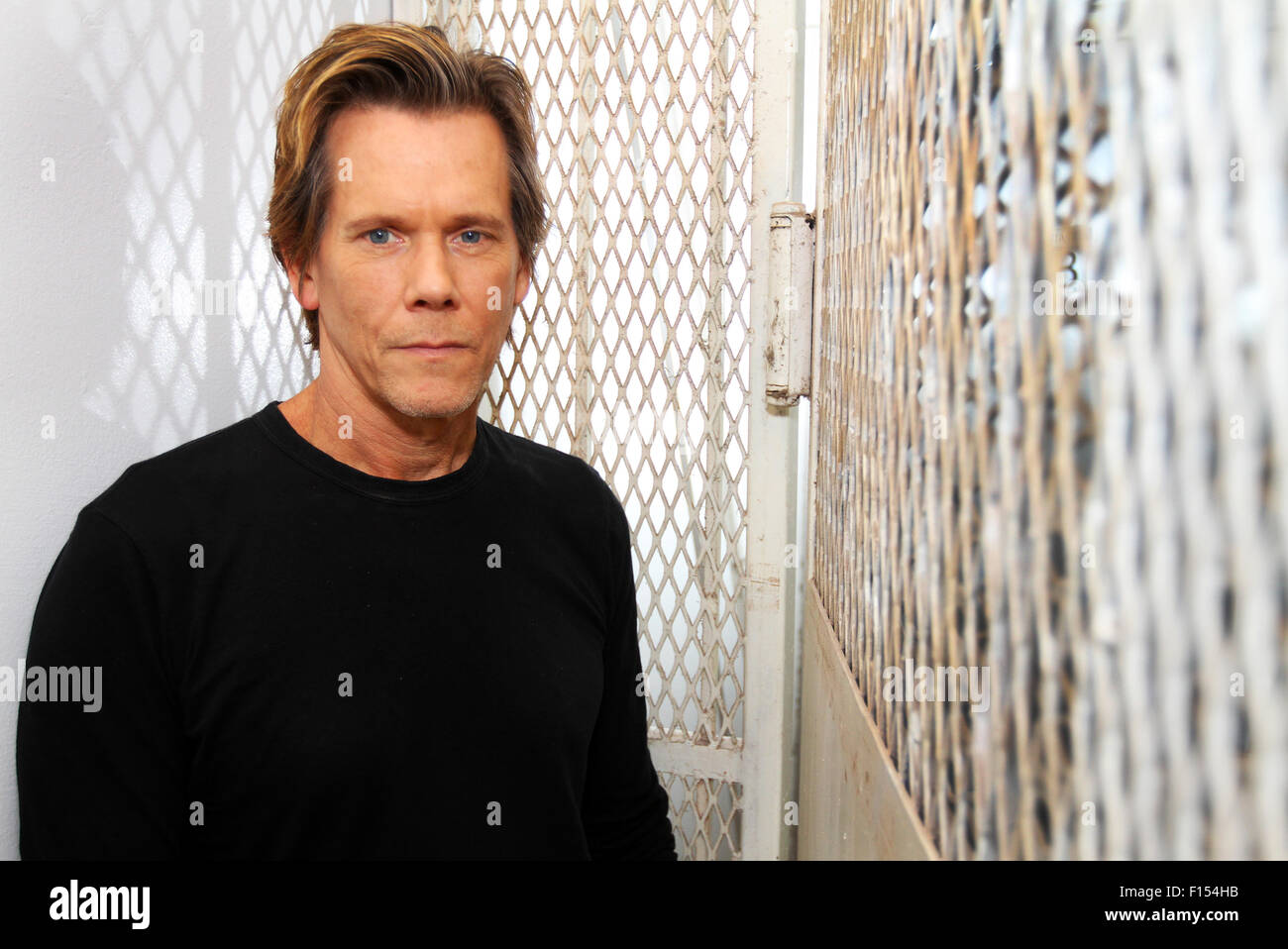 New York, NY, STATI UNITI D'AMERICA. 29 Luglio, 2015. 7/29/2015 -- New York -- attore Kevin Bacon, attualmente protagonista nel suo ultimo film ''Cop Auto, '' e apparirà anche in Hartford Stage (Hartford, Connecticut) adattamento del ''finestra posteriore'' dal 1942 Cornell Woolrich breve storia che ha ispirato il 1954 Alfred Hitchcock film. Bacon riprodurrà il fotografo che è confinato nella sua New York City Apartment con una gamba rotta e sospetti fallo giocare in un edificio vicino. © Stan Godlewski/ZUMA filo/Alamy Live News Foto Stock