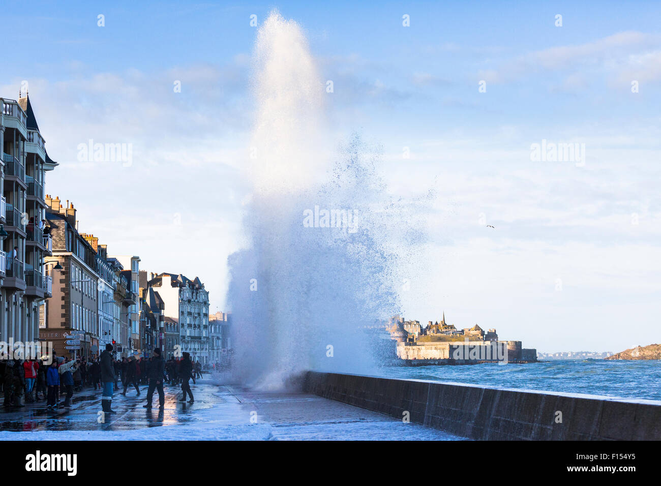 Molla di onde di marea rizzatura lungomare di Saint-Malo, Ille-et-Vilaine Bretagna, Francia. Febbraio 2014. Foto Stock