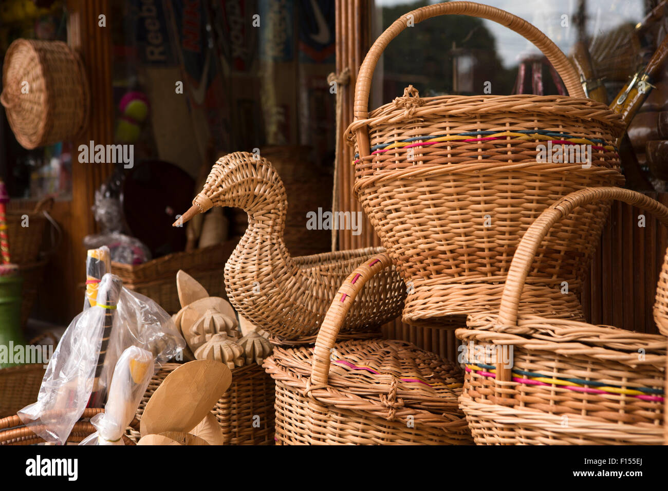India, Jammu e Kashmir Srinagar, città vecchia, artigianato, anatra in tessuto a forma di cesto di salice sul display Foto Stock
