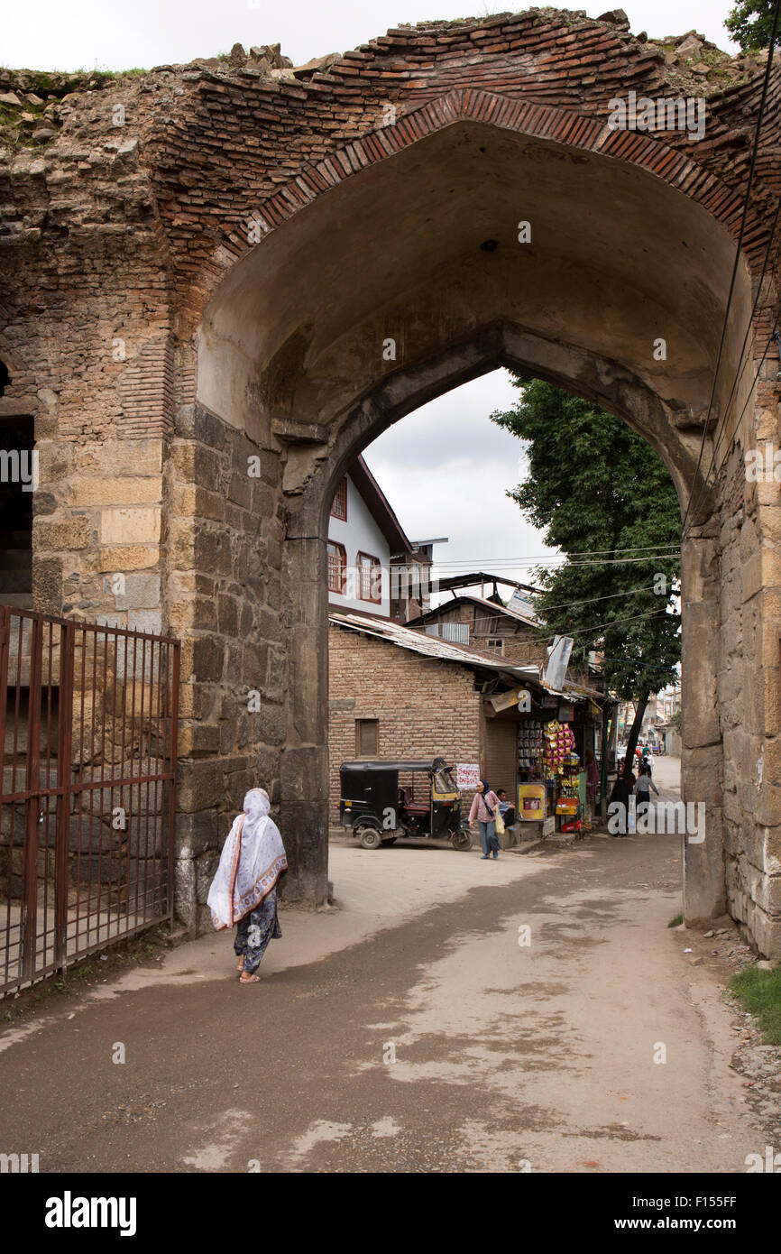 India, Jammu e Kashmir Srinagar, resti di Mughal porta ad arco nelle vecchie mura della città Foto Stock