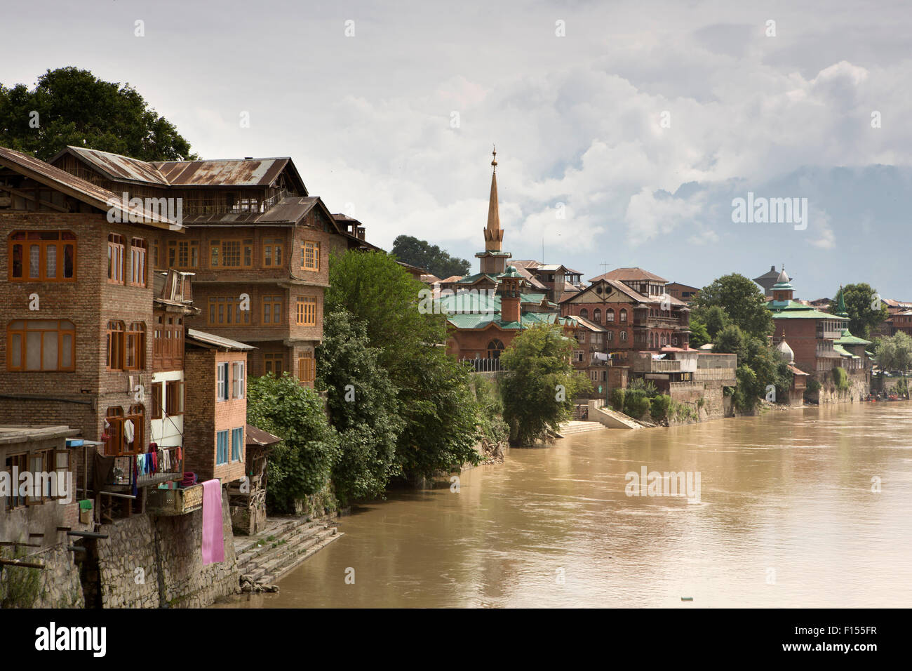 India, Jammu e Kashmir Srinagar, Città Vecchia, case, moschee e templi sulle rive del fiume Jhelum Foto Stock