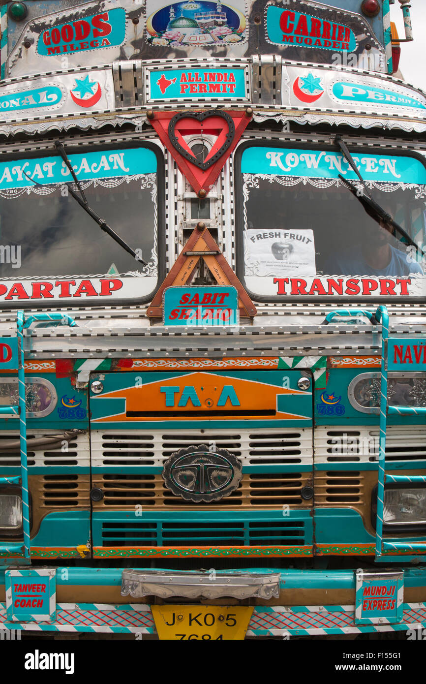 India, Jammu e Kashmir Srinagar, città vecchia, decorato in maniera colorata anteriore del carro merci Foto Stock
