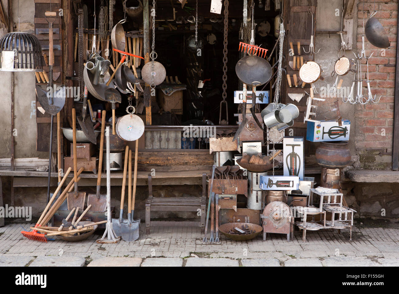 India, Jammu e Kashmir Srinagar, città vecchia, Zaina Kadal, merci visualizzate al di fuori del negozio di hardware nel bazaar Foto Stock