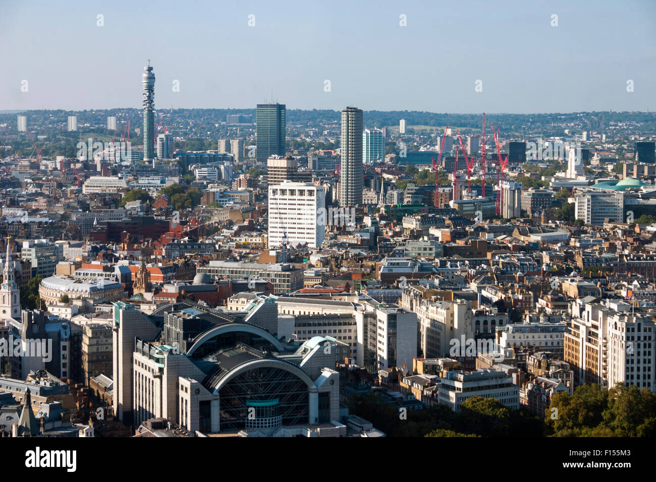 26 Settembre 2008 - vista aerea di Londra con la BT Tower e la stazione ferroviaria di Charing Cross come si vede dal London Eye Foto Stock