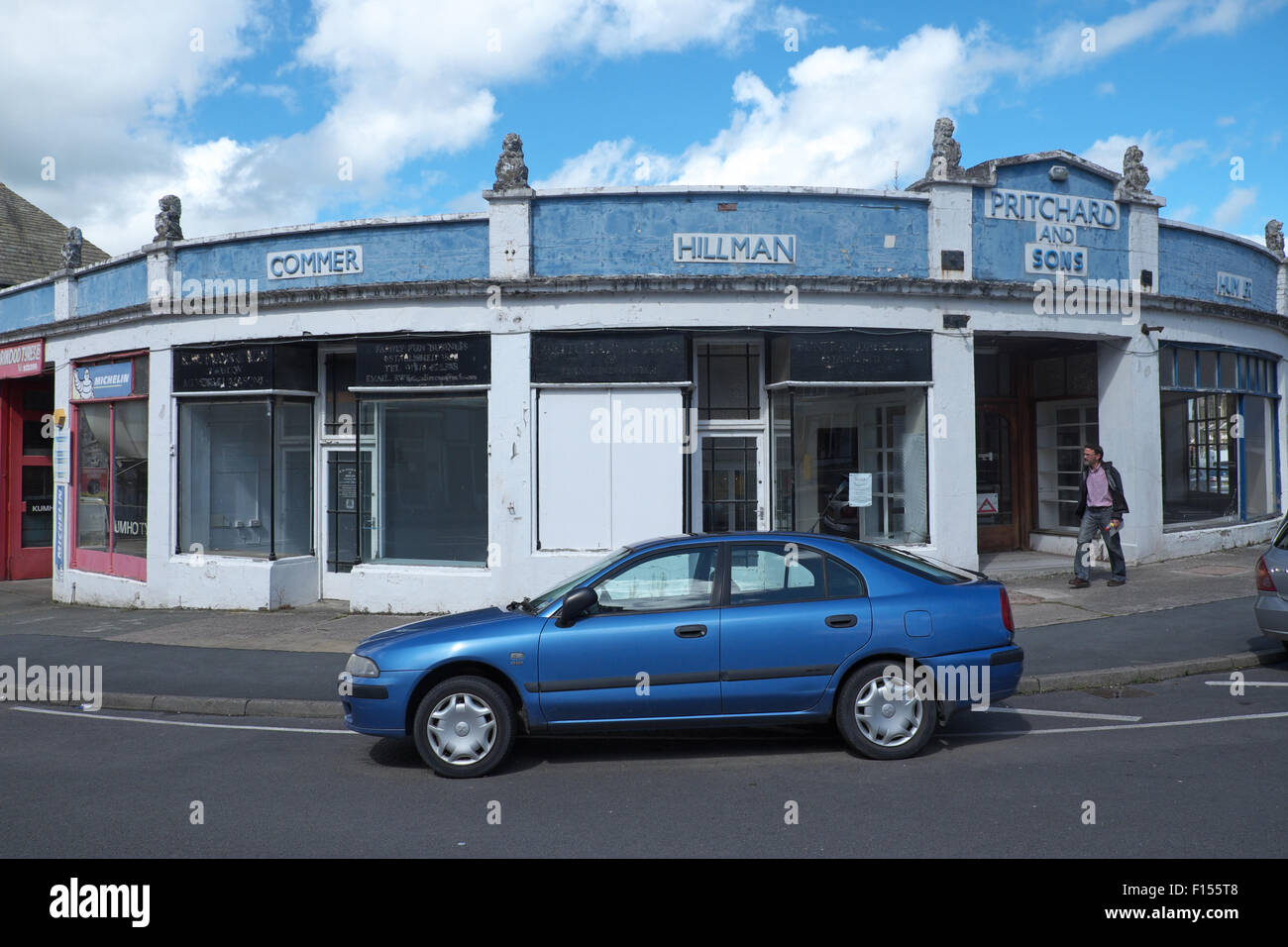 Llandrindod Wells Powys Galles un Mitsubishi auto parcheggiate al di fuori di un ex British concessionaria auto per Commer e veicoli Hillman REGNO UNITO Foto Stock