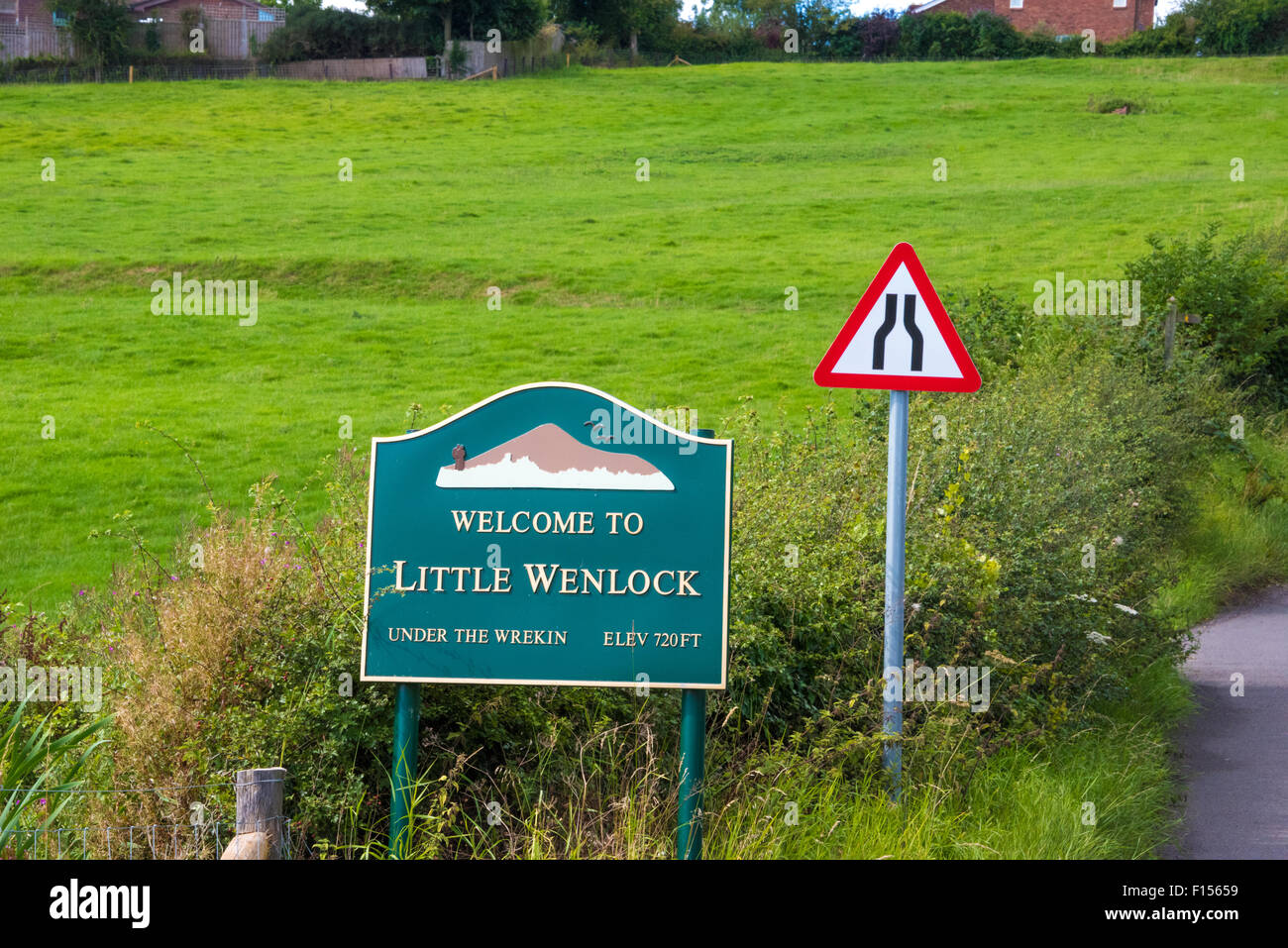 Un cartello stradale Benvenuto a poco Wenlock sotto il wrekin e la strada si restringe segno sulla strada per il villaggio in Shropshire REGNO UNITO Foto Stock