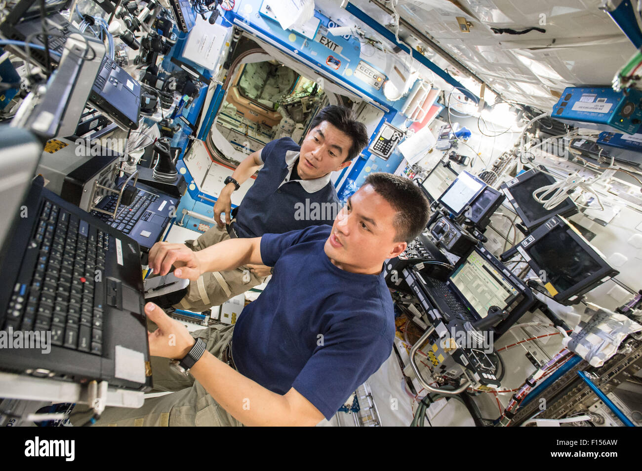 Stazione Spaziale Internazionale Expedition 43 astronauta della NASA Kjell Lindgren e astronauta giapponese Kimiya Yui preparare per catturare il Kounotori 5 H-II veicolo di trasferimento di nave di alimentazione utilizzando il telecomando CanadaArm2 Agosto 12, 2015 in orbita intorno alla terra. Foto Stock