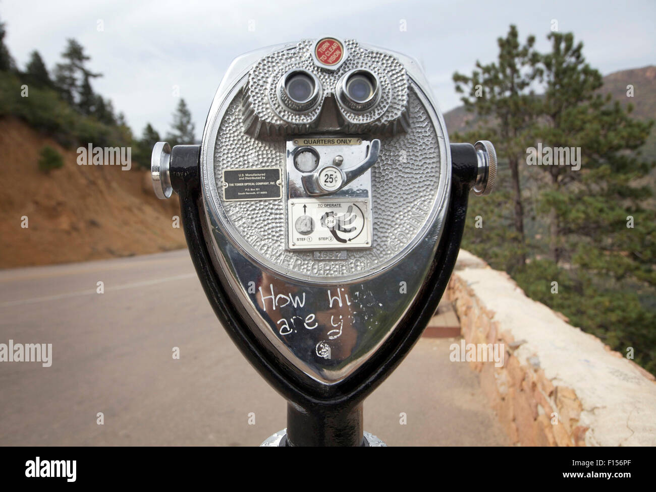 Colorado Springs, colo, STATI UNITI D'AMERICA. 24 Ago, 2015. Agosto 26, 2015. Un visualizzatore telescopico guarda al Pikes Peak che si erge a 14,115 piedi ed è accessibile da un diciannove miglia di strada per il vertice che è lastricata lungo tutta la distanza. La montagna si affaccia su Colorado Springs, Colorado e nelle giornate limpide si può vedere lo stato del Kansas ad est. © Ralph Lauer/ZUMA filo/Alamy Live News Foto Stock