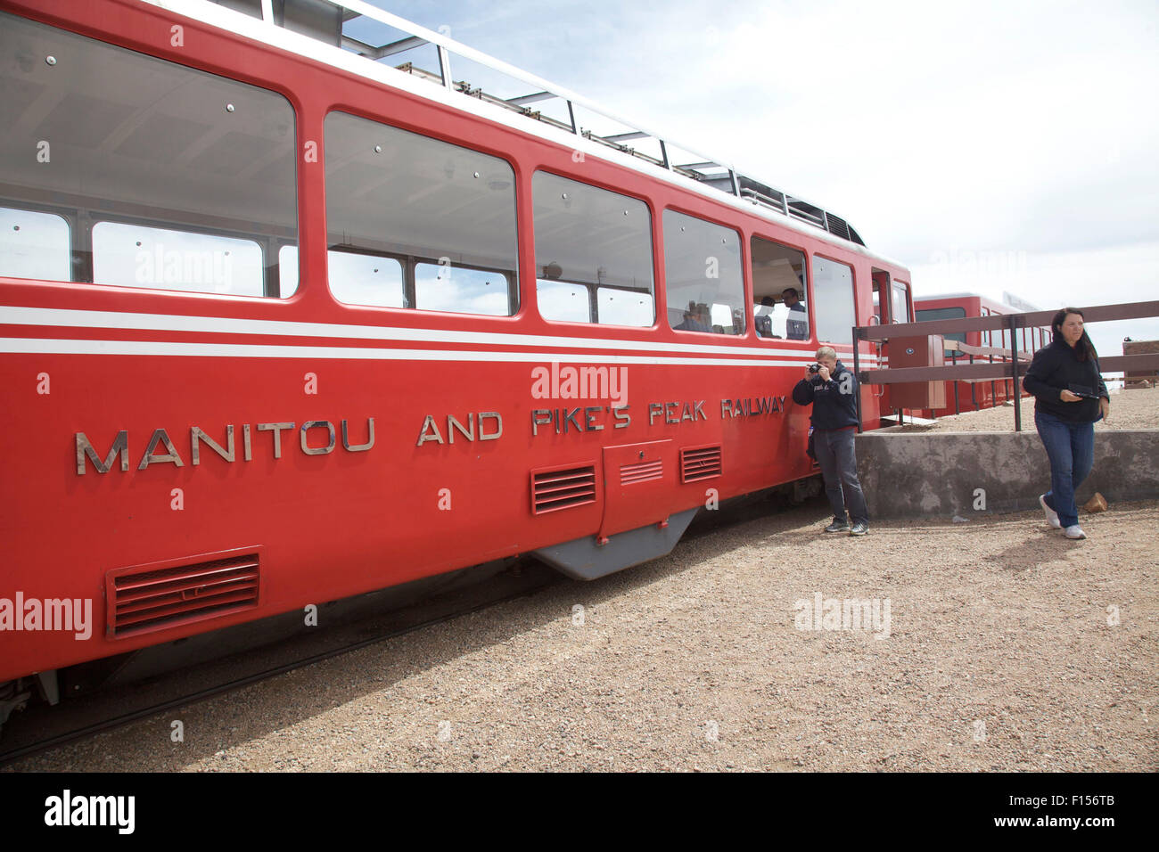 Colorado Springs, colo, STATI UNITI D'AMERICA. 24 Ago, 2015. Agosto 26, 2015. Il Cog Railway si arrampica da Manitou Springs al Pikes Peak che si erge a 14,115 piedi ed è accessibile da un diciannove miglia di strada per il vertice che è lastricata lungo tutta la distanza. La montagna si affaccia su Colorado Springs, Colorado e nelle giornate limpide si può vedere lo stato del Kansas ad est. © Ralph Lauer/ZUMA filo/Alamy Live News Foto Stock