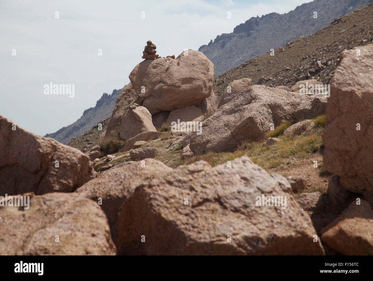 Colorado Springs, colo, STATI UNITI D'AMERICA. 24 Ago, 2015. Agosto 26, 2015. Un cairn segna un sentiero di Pikes Peak si erge a 14,115 piedi ed è accessibile da un diciannove miglia di strada per il vertice che è lastricata lungo tutta la distanza. La montagna si affaccia su Colorado Springs, Colorado e nelle giornate limpide si può vedere lo stato del Kansas ad est. © Ralph Lauer/ZUMA filo/Alamy Live News Foto Stock